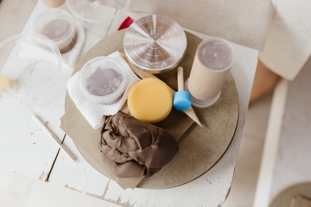 método Montessori en casa - Materiales sensoriales caseros: clasificar legumbres por tamaño y color estimula el tacto y la lógica.