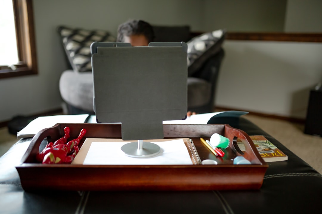 Un ambiente Montessori en casa con muebles a la altura del niño y materiales accesibles.