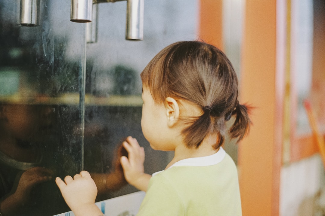 Montessori en casa - Una niña pequeña se sirve agua sola, una actividad de vida práctica Montessori.