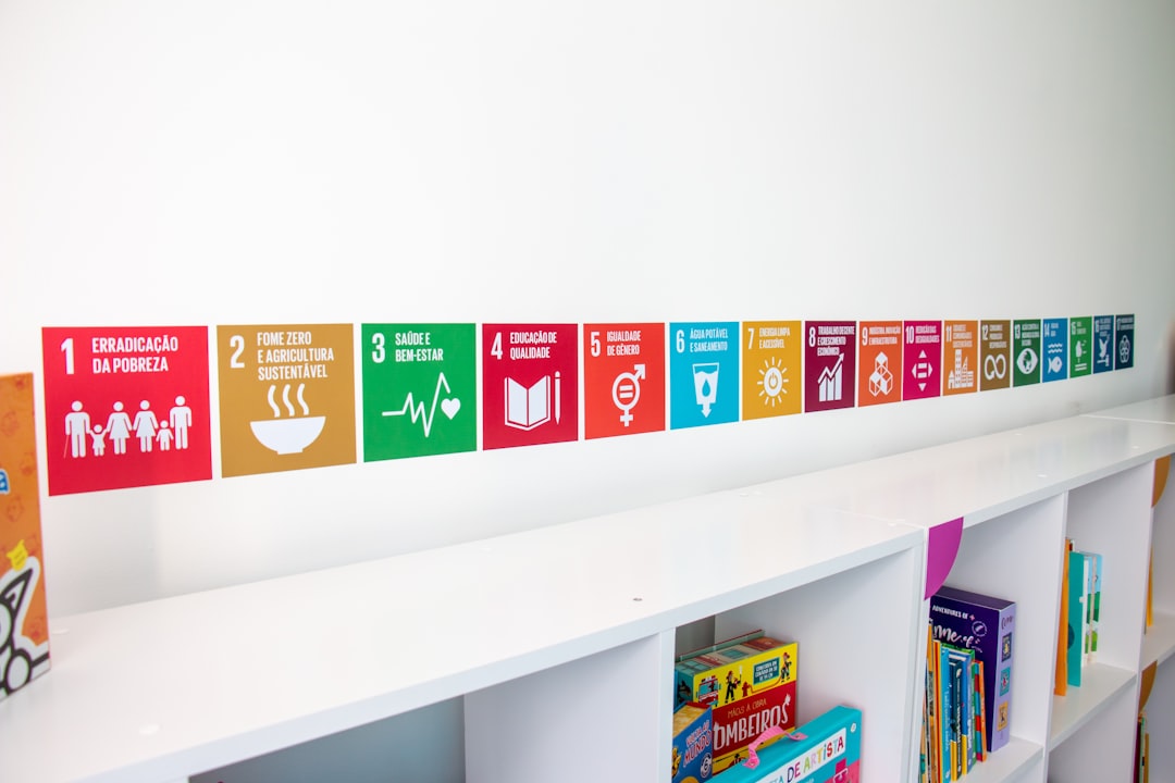 aplicar Montessori en el hogar - Estantería Montessori con materiales rotados para mantener el interés.