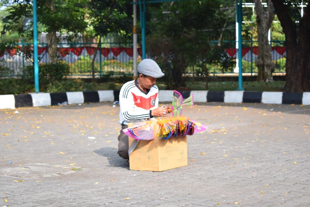 aplicar Montessori en casa - Niño pelando una mandarina en una actividad de vida práctica Montessori.