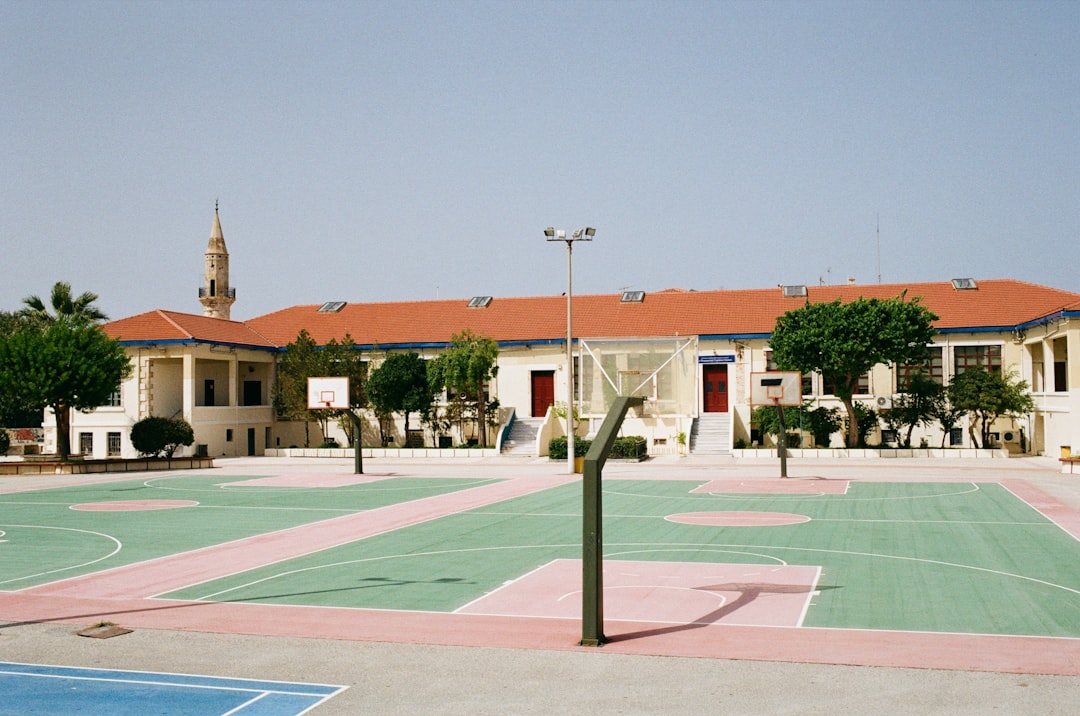mejor colegio Montessori primaria - Familias diversas disfrutando del entorno seguro de Sotogrande, ideal para una educación internacional.