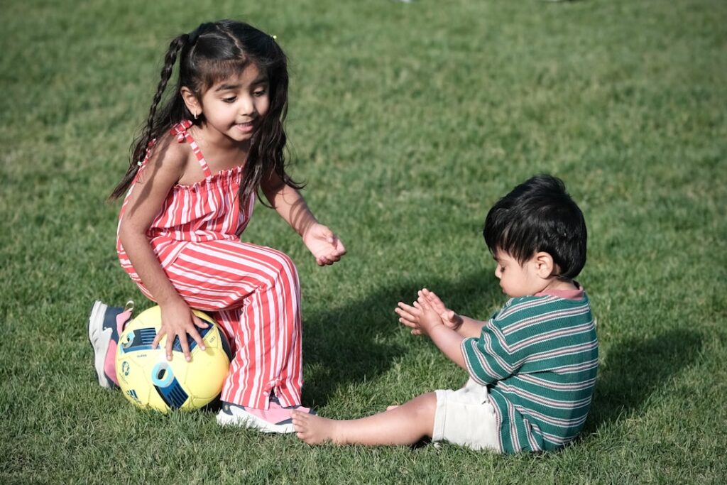 Konzentration fördern Kinder - 7 Konzentrationsübungen für Kleinkinder: Tipps aus der Montessori-Pädagogik Konzentration fördern Kinder - 7 Konzentrationsübungen für Kleinkinder: Tipps aus der Montessori-Pädagogik