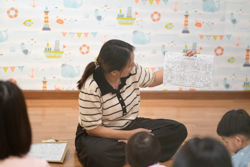 Niños aprendiendo en un aula bilingüe de forma natural y sin presión