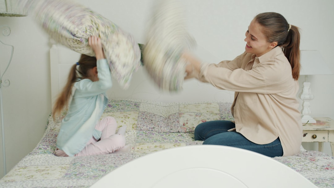 independencia de los peques - Madre e hijo colaborando en una tarea del hogar
