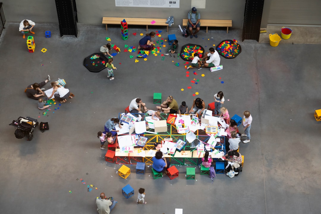 niño no comparte - Niños cooperando para construir con bloques, una actividad ideal para aprender a compartir