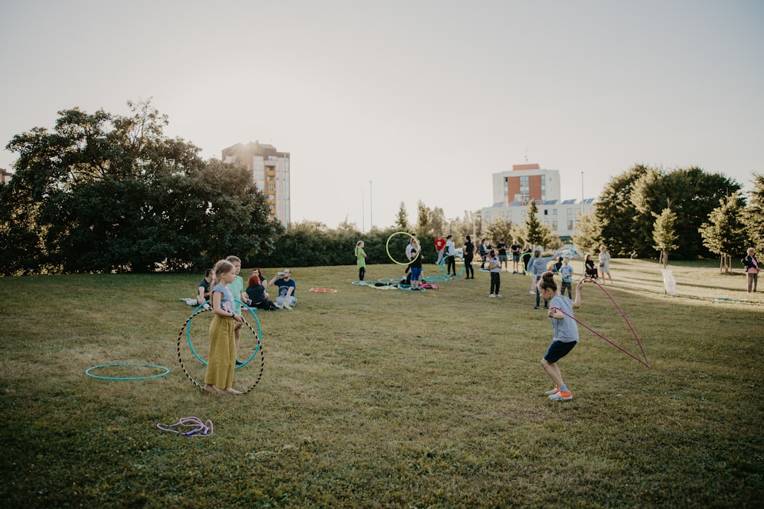 Mejor colegio bilingüe en San Roque - Alumnos disfrutando del espacio al aire libre en un colegio internacional