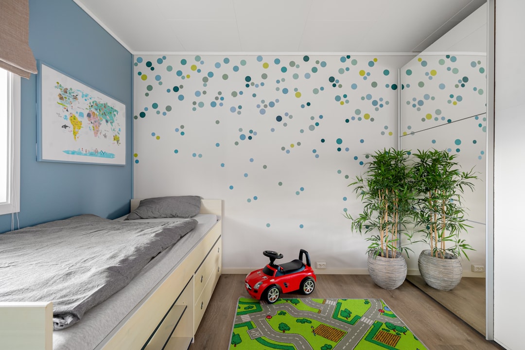 rutinas de sueño para niños - Habitación Montessori con cama baja que fomenta la autonomía infantil.