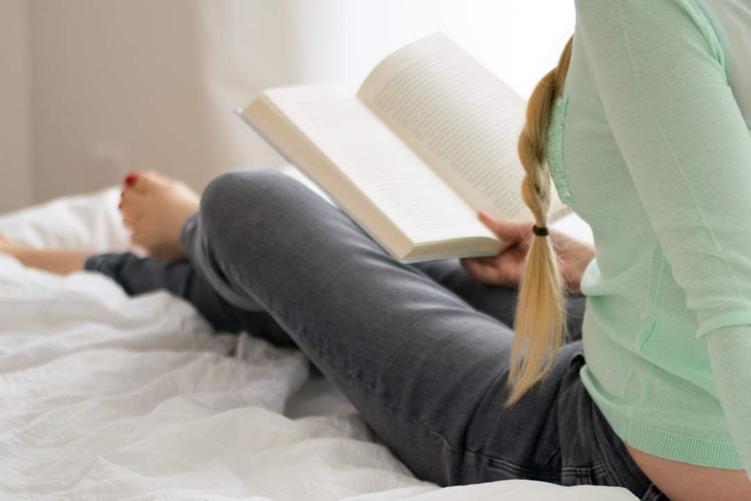 rutinas de sueño para niños - Madre leyendo un cuento antes de dormir, parte esencial de la rutina nocturna.