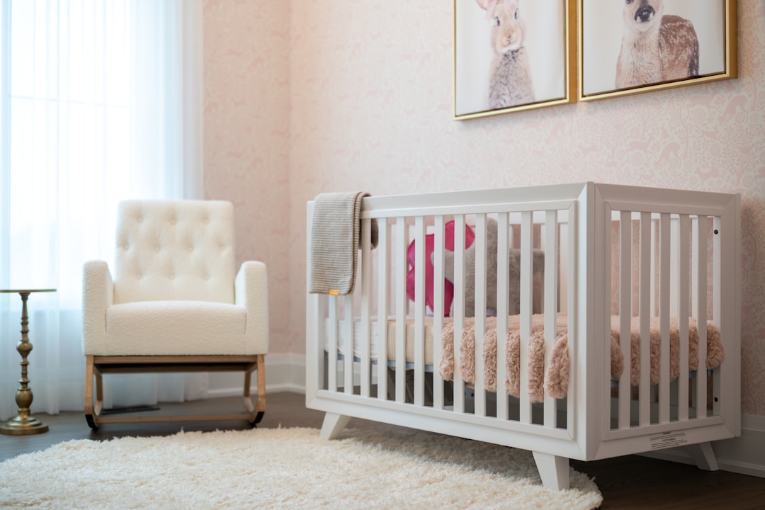 hábitos de sueño - Dormitorio infantil con luz cálida y ambiente ordenado para favorecer el sueño.