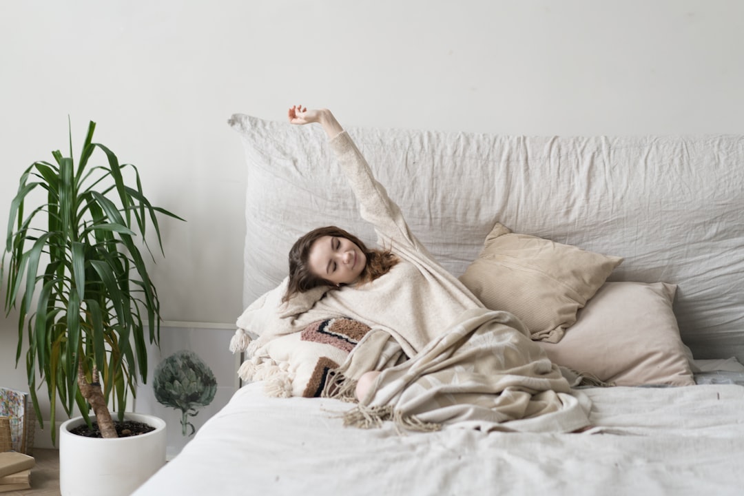 descanso infantil - Familia comenzando el día con energía tras una noche de sueño tranquilo.