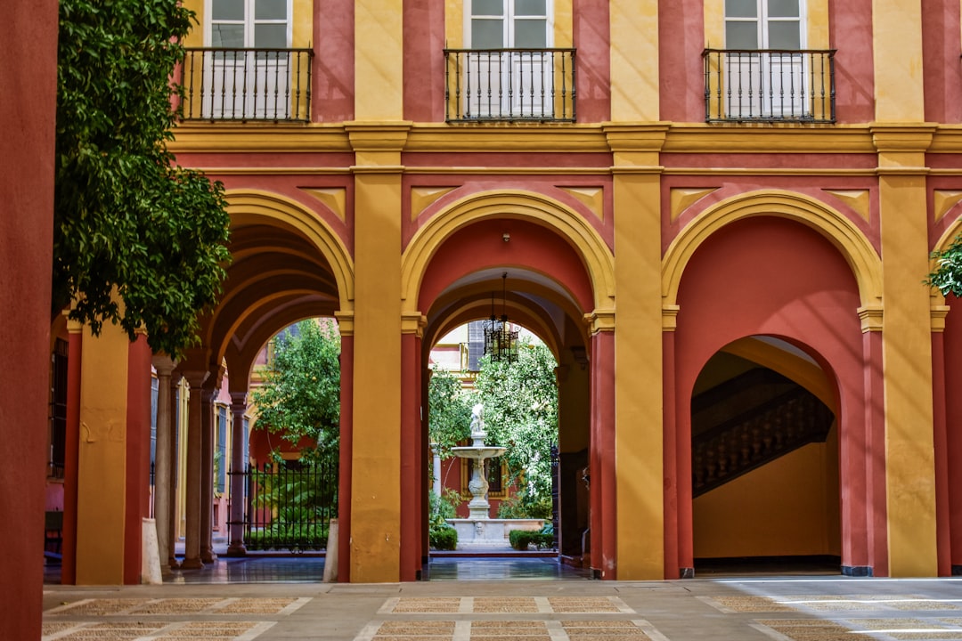 colegio internacional en San Roque - Familia durante una visita personalizada a las instalaciones