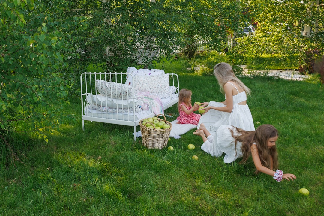 pantallas en niños de 0 a 6 años - Tiempo al aire libre en familia, una de las mejores alternativas a las pantallas