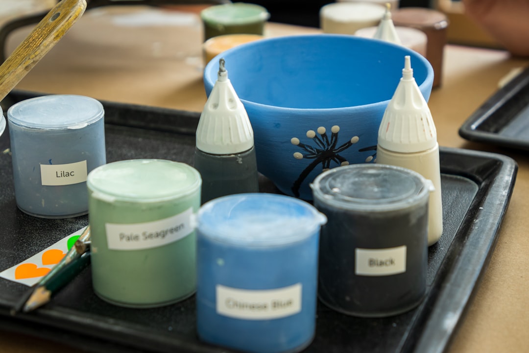 uso de pantallas en la primera infancia - Ambiente Montessori preparado con materiales sensoriales