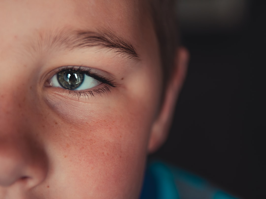 límites con respeto - Padre comunicándose con su hijo a su nivel visual.