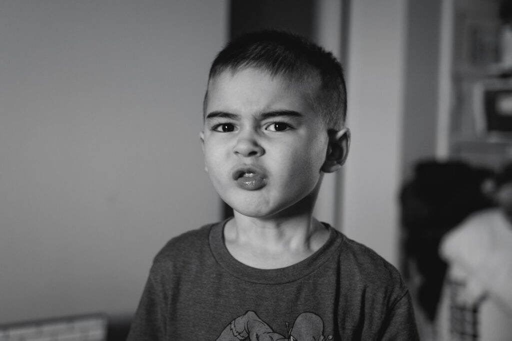 Niño concentrado en un reto Montessori
