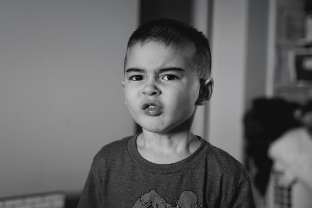 Niño concentrado en un reto Montessori