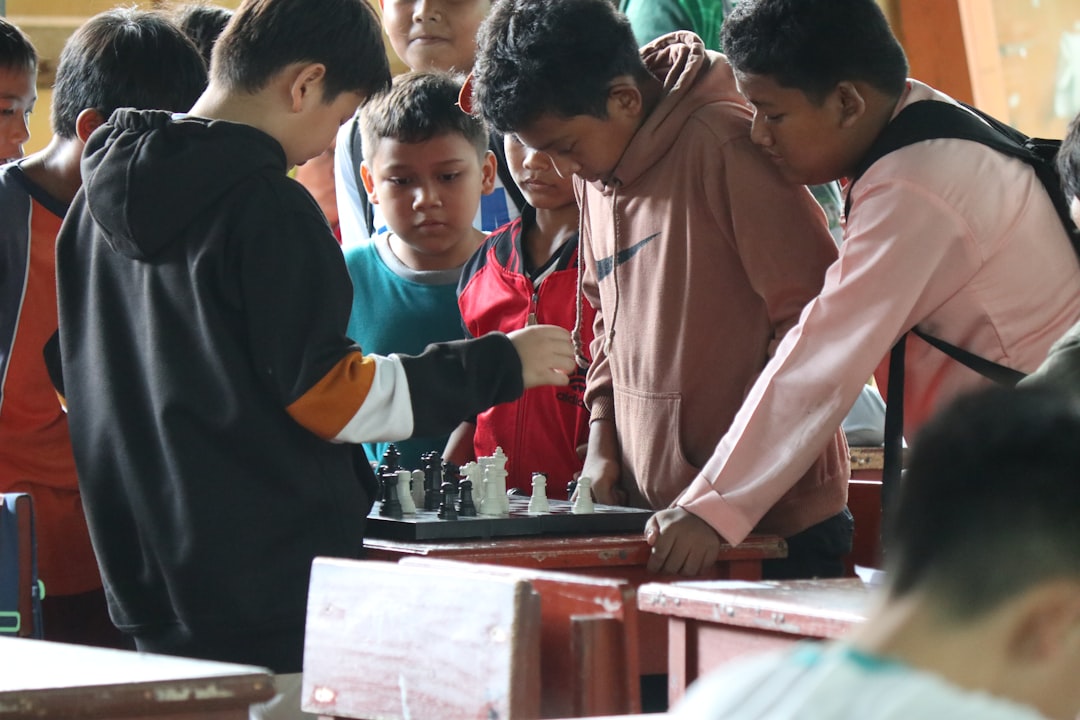 frustración infantil - Niños resolviendo un problema juntos