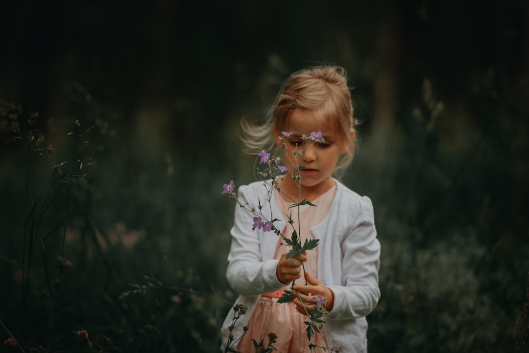 manejar la frustración - Niño disfrutando del juego al aire libre