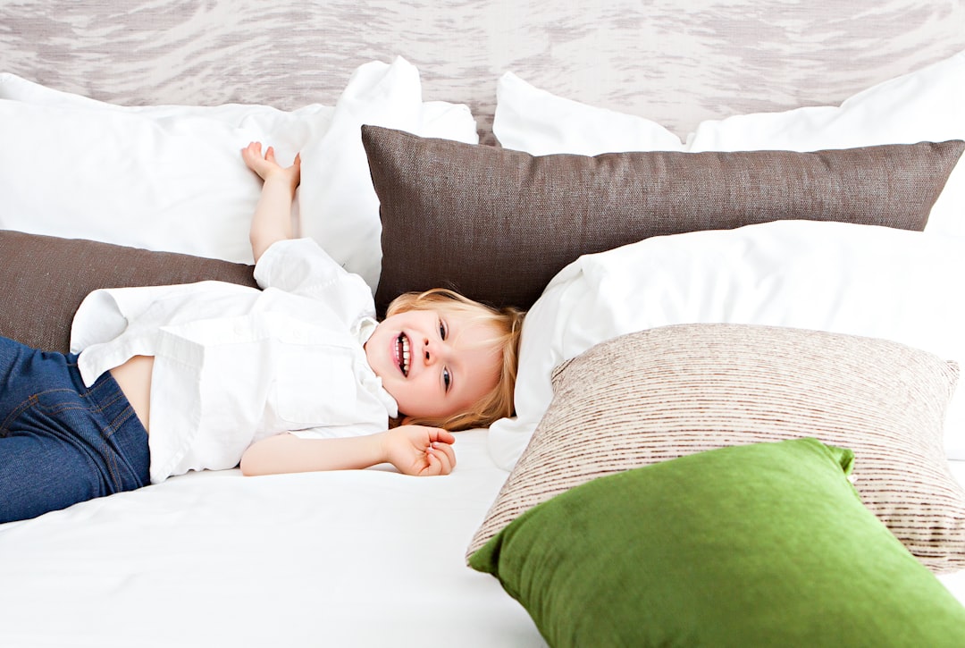 sueño infantil Montessori - Cama baja Montessori que permite al niño explorar su espacio con seguridad.