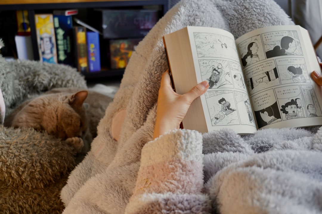 sueño infantil Montessori - Momento de lectura antes de dormir: ritual de conexión que prepara para el descanso.