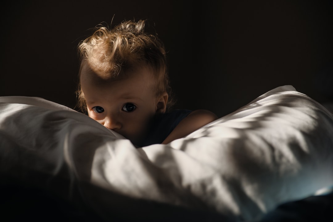 descanso infantil - Despertar nocturno atendido con calma y presencia, sin encender luces ni estimular.
