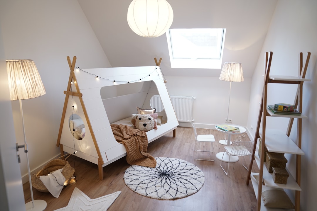 mi hijo no duerme - Habitación Montessori con luz tenue y colchón en el suelo, ideal para fomentar el sueño independiente.