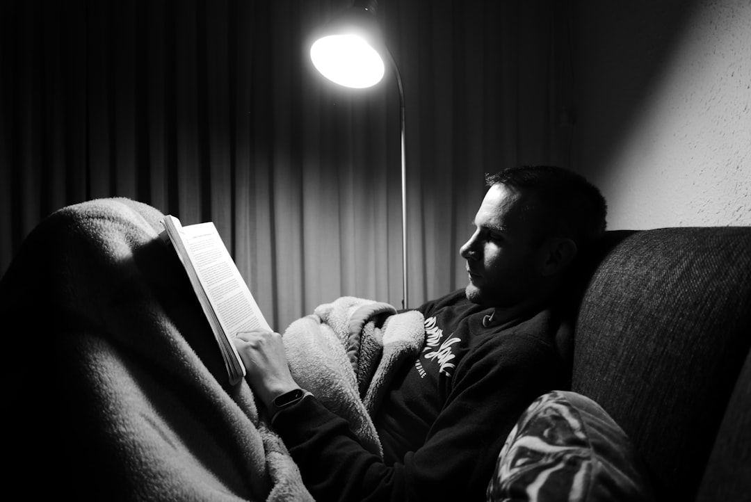 mi hijo no duerme - Un padre lee un cuento a su hijo antes de dormir, parte esencial de la rutina de sueño.