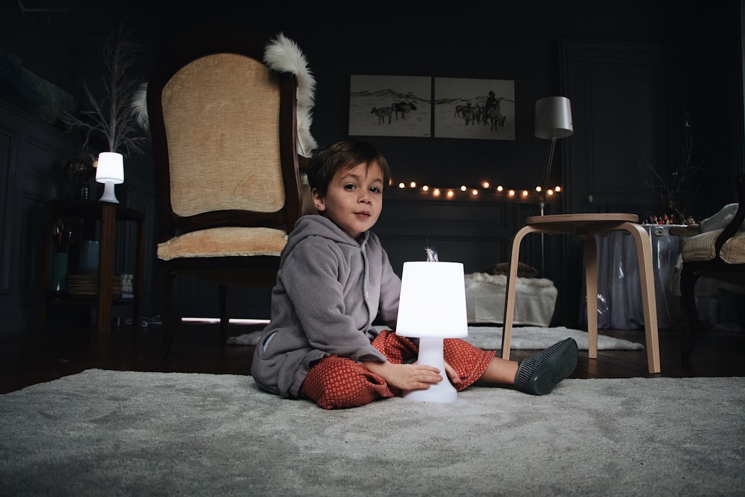 despertares nocturnos - Luz cálida y ambiente ordenado en el dormitorio infantil ayudan a conciliar el sueño.