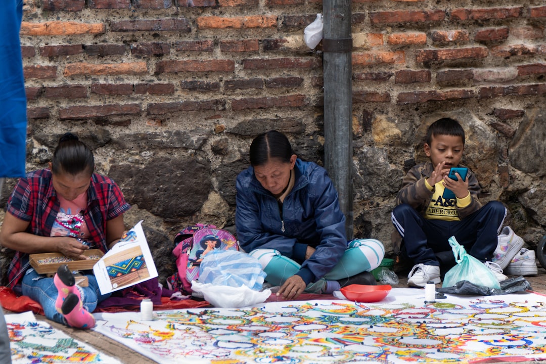 escuela bilingüe - Niña practicando letras de lija, base del aprendizaje bilingüe