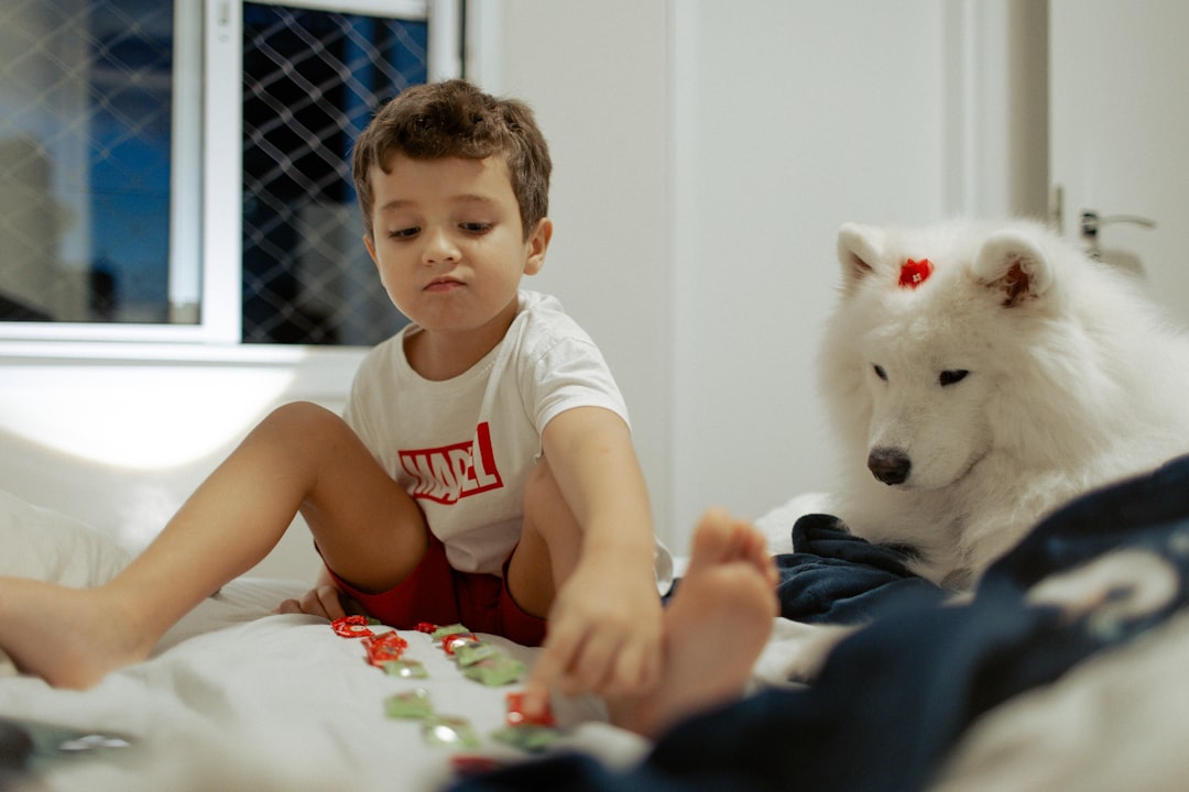 juego sin estructura - Familia compartiendo un momento de juego libre en casa.