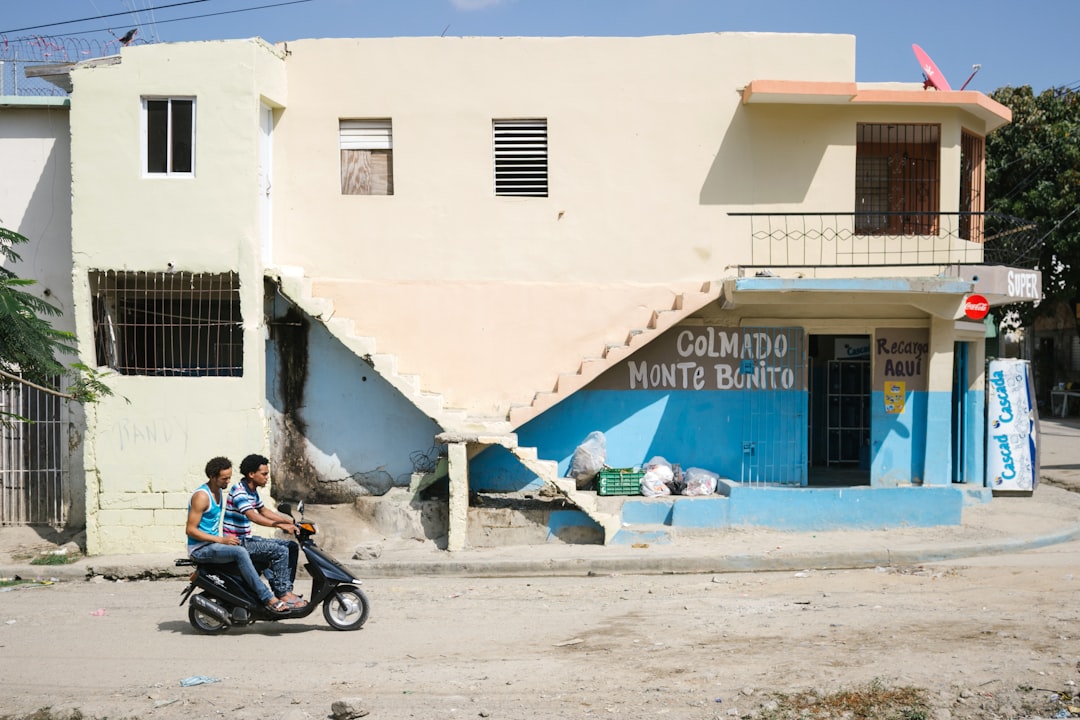 escuela bilingüe zona Manilva - Estantería con materiales Montessori ordenados y accesibles
