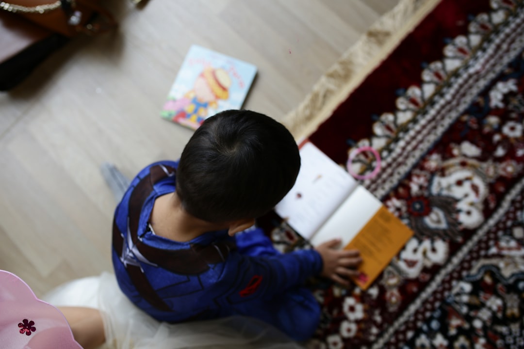 Lectoescritura Montessori: cómo aprenden a leer los niños sin forzar