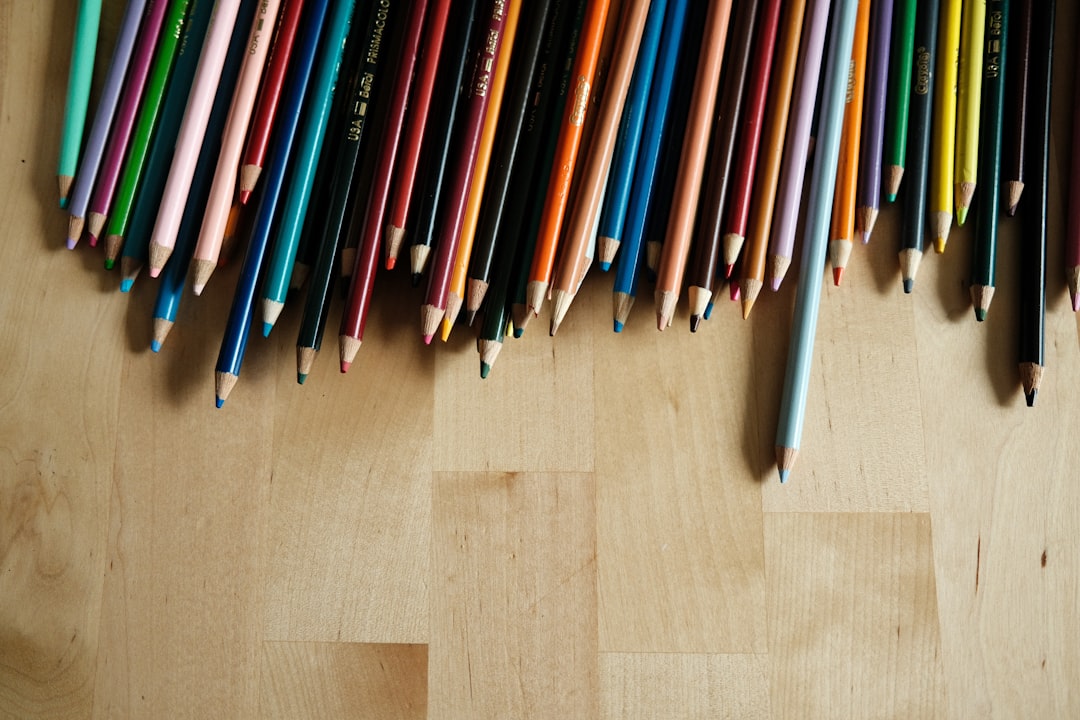 alfabetización Montessori - art supplies colorful