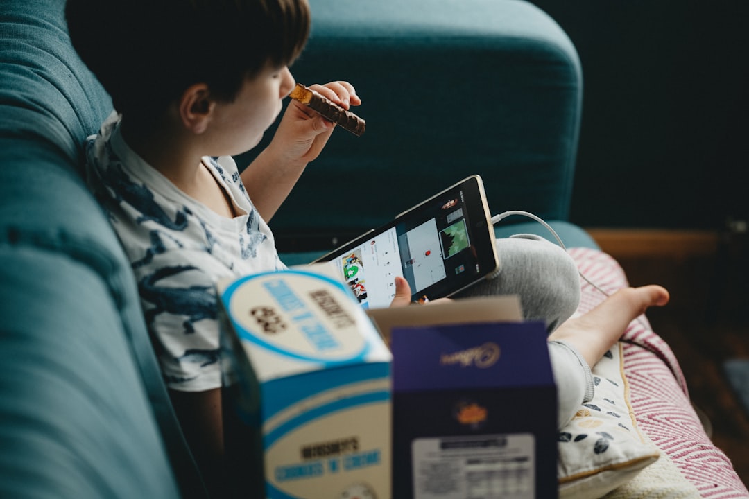 a qué edad dar pantallas a un niño - Madre e hijo compartiendo un momento de lectura