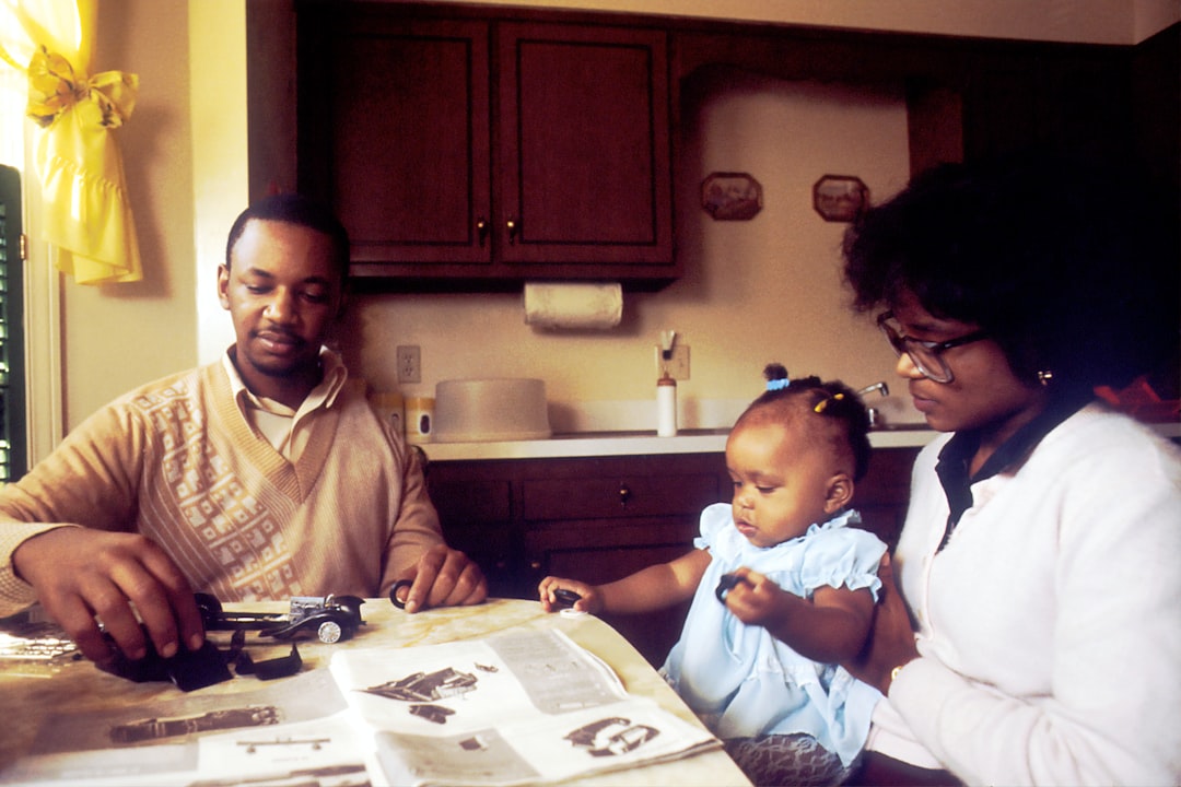 tiempo de pantalla recomendado - Familia realizando una actividad manual juntos en casa