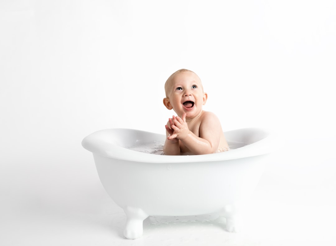 control de esfínteres Montessori - Rincón de baño Montessori con orinal y ropa accesible