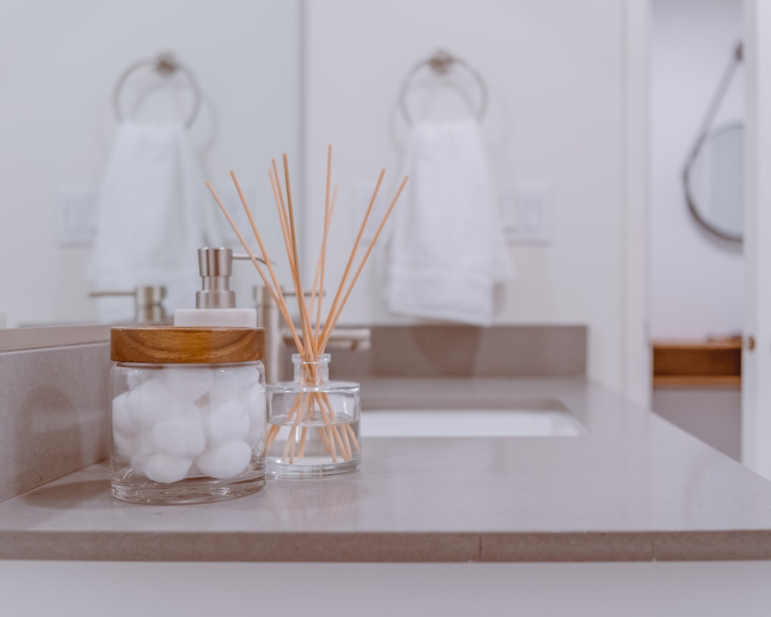 aprendizaje del baño - Niña aprendiendo a lavarse las manos de forma autónoma