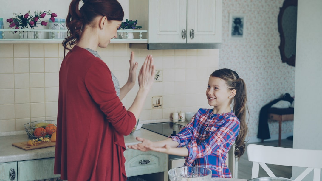 aprendizaje del baño - Madre sonriendo y animando a su hijo tras un logro en el control de esfínteres.