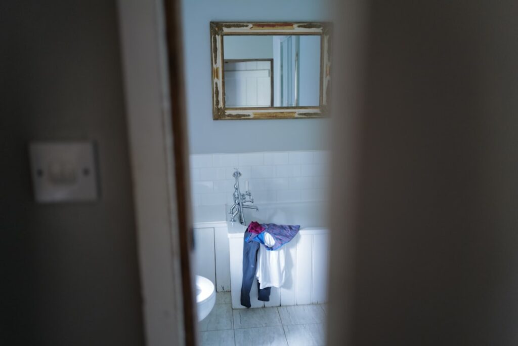 Niño logrando autonomía en el baño