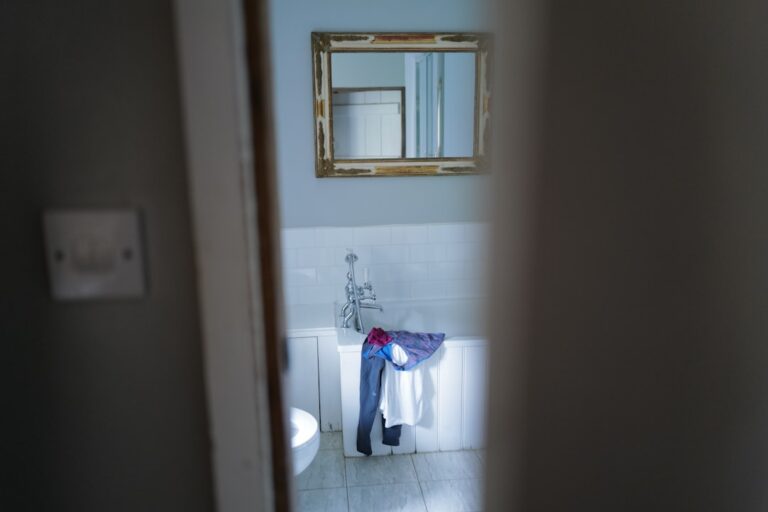 Niño logrando autonomía en el baño
