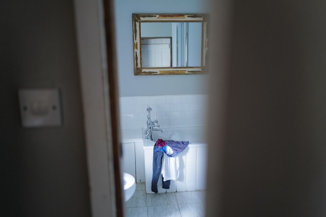 Niño logrando autonomía en el baño
