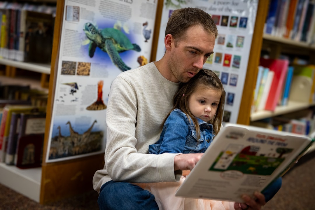 desarrollo del lenguaje en niños bilingües - Madre leyendo un cuento a su hijo pequeño en dos idiomas.
