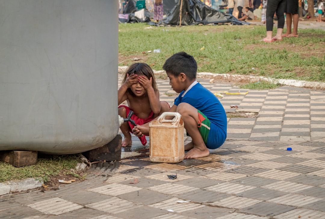 bilingüismo infantil - Niños jugando con bloques de madera en un ambiente preparado Montessori.