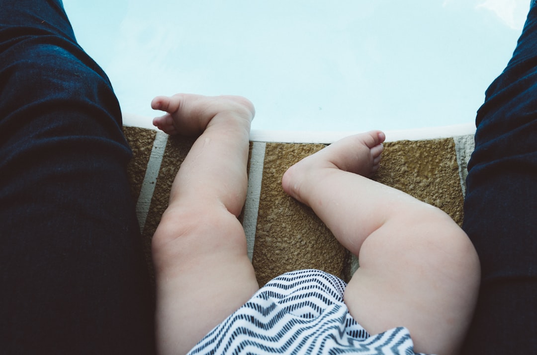 pantallas y niños - Padre e hijo compartiendo un momento de lectura sin pantallas