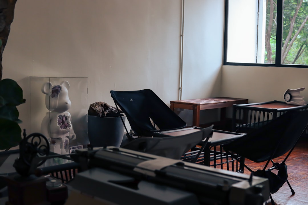 pantallas y niños - Aula Montessori con materiales sensoriales al alcance del niño
