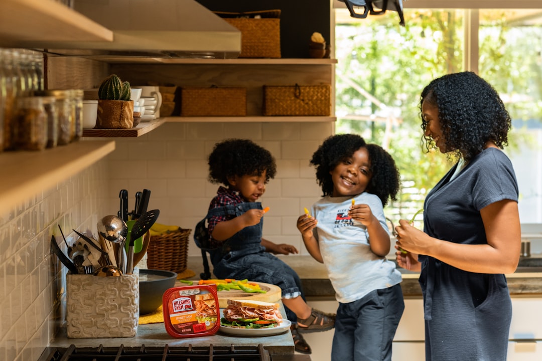 dispositivos digitales - Cocinar juntos es una actividad Montessori completa para niños