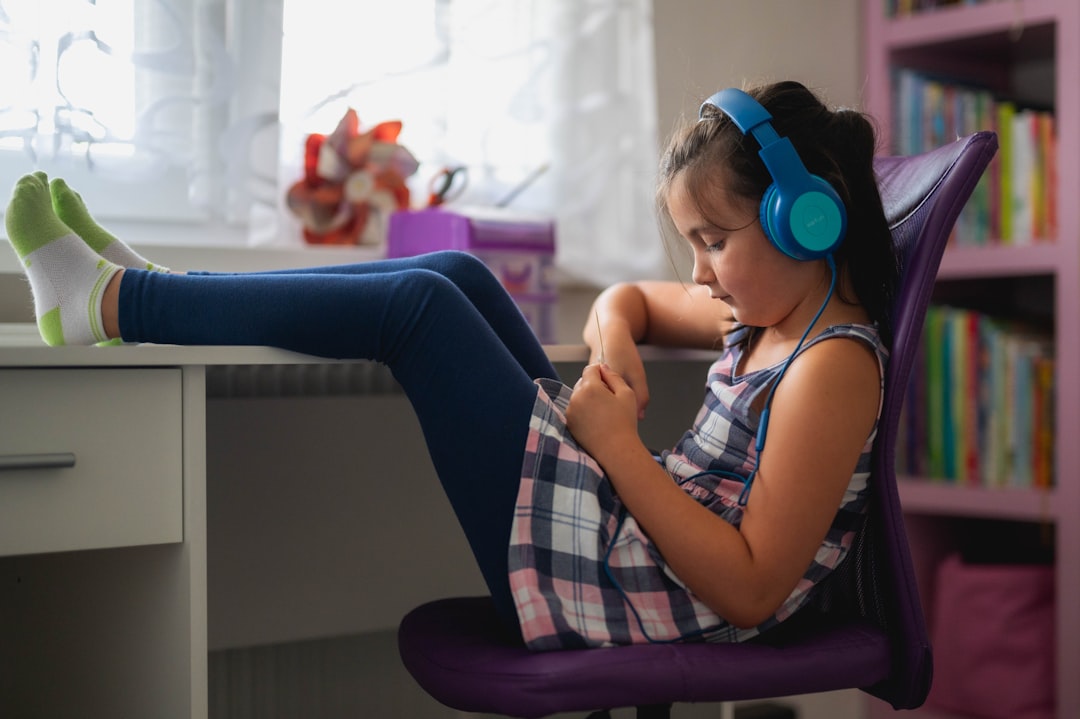 niños trilingües - Niña escuchando canciones en diferentes idiomas con auriculares.