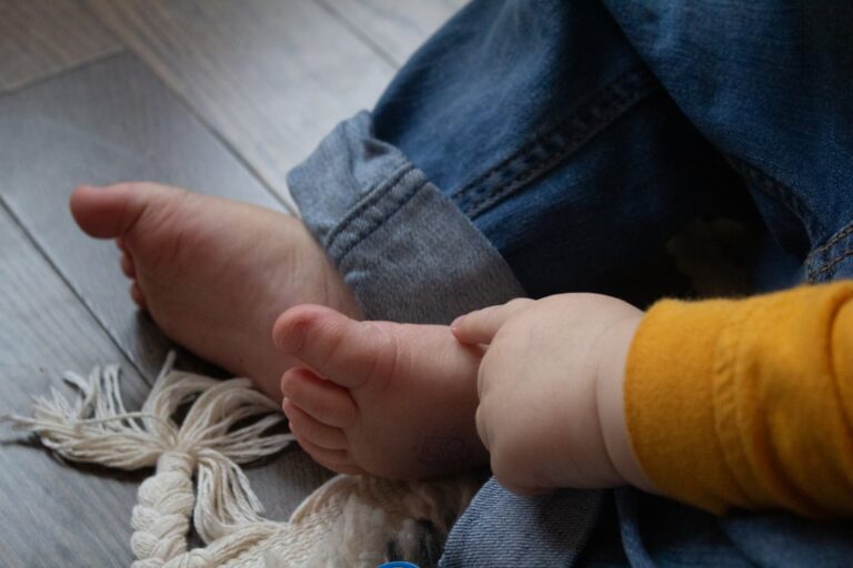 Bebé explorando juguetes de madera en un entorno Montessori