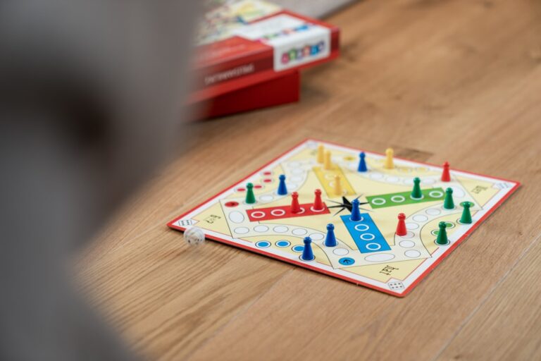 Niños de 7 años disfrutando de un juego de mesa educativo en grupo